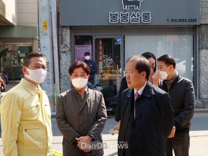 홍준표 의원이 3일 봉덕신시장 화재현장을 방문하고 있다. (사진=홍준표 의원 제공)