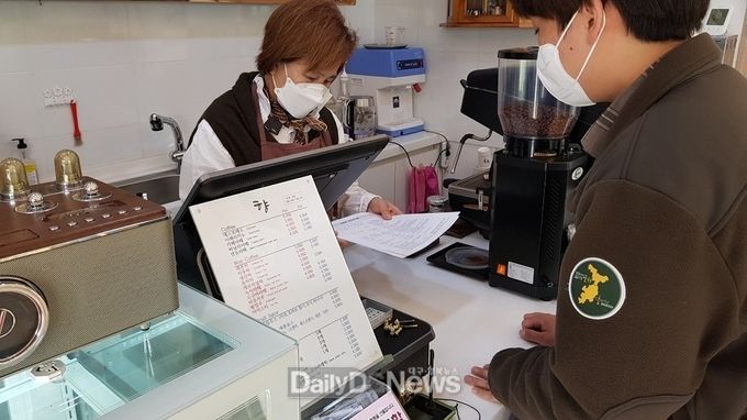 군위군, 식당·카페 1회용품 사용 규제 홍보 및 안내