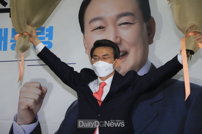 정상환 국민의힘 대구시장 선거 예비후보가 4일 출마선언을 한후 지지자들로부터 꽃다발을 받고 두손 들어 화답하고 있다. (사진=이준호 기자)