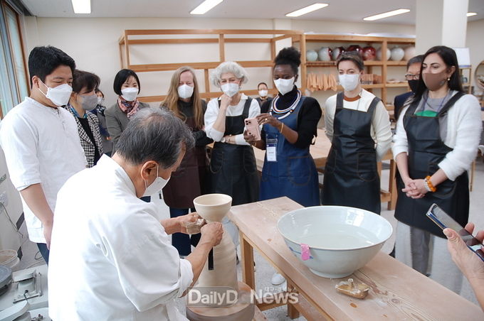 주한대사부인회 대표단,‘영남요’ 방문백산 김정옥 사기장 3대와 함께 도자기 만들기 체험 -