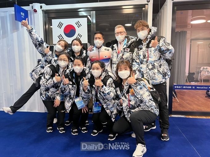 대구보건대학교 물리치료과 동문 신보옥 씨가(앞줄 맨 오른쪽) 베이징동계올림픽에 출전한 女컬링 국가대표팀과 기념촬영을 하고 있다. (사진=대구보건대 제공)