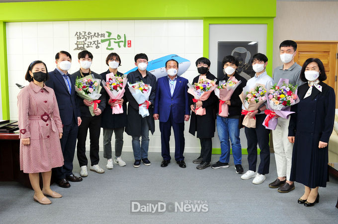 군위군, 복무만료 공중보건의사에 감사패 전달