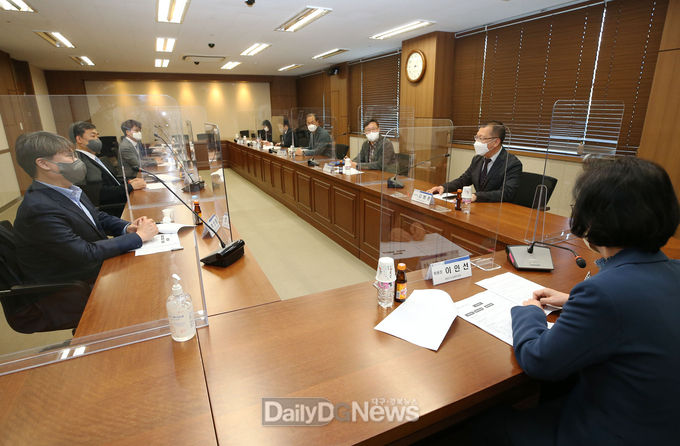 계명대학교는 지난 7일 대구경북사회혁신지원단 이인선 단장을 위원장으로 한 ‘계명ESG 실행위원회’를 발족하고 ‘제1회 계명ESG 실행위원회’를 개최하고 있다. (사진=계명대 제공)