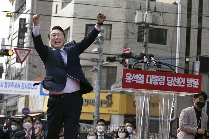 윤석열 대통령 당선인이 4월 11일 상주풍물시장을 찾아 대선승리 감사인사를 전하고 있다.