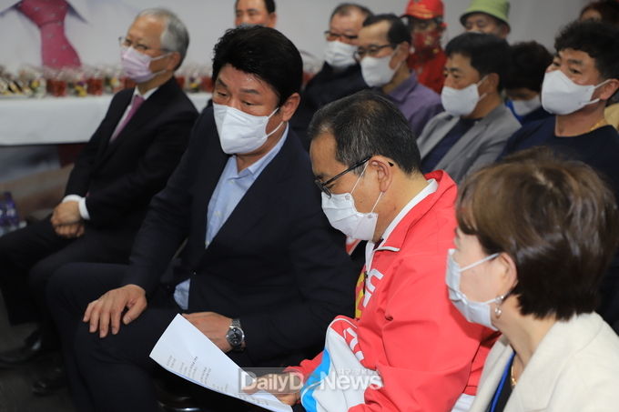 우성진 대구 동구청장 선거 예비후보가 자신의 선거사무소 개소식에서 강대식 대구 동구을 국회의원과 함께 하고 있다. (사진=이준호 기자)