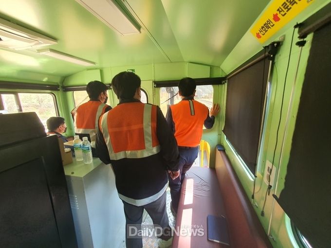 장영철 대구경북본부장이 12일 영동선 취약개소를 모터카로 점검 하고 있다.