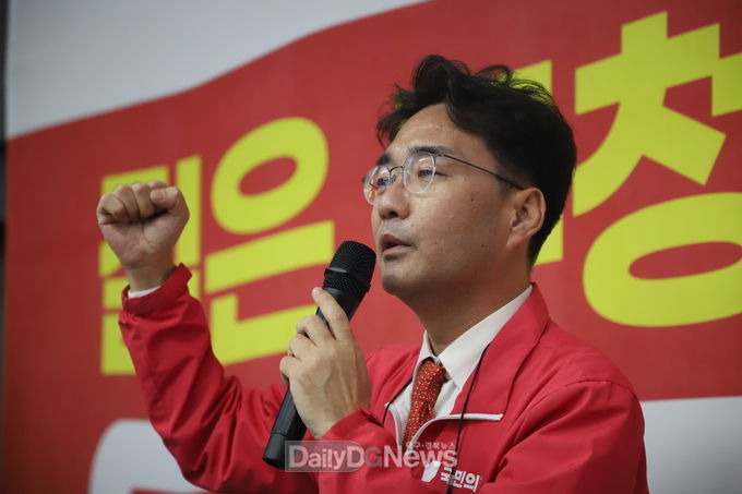 윤석준 국민의힘 대구 동구청장 예비후보가 13일 젊은 동구를 만들겠다고 다짐하고 있다. (사진=이준호 기자)
