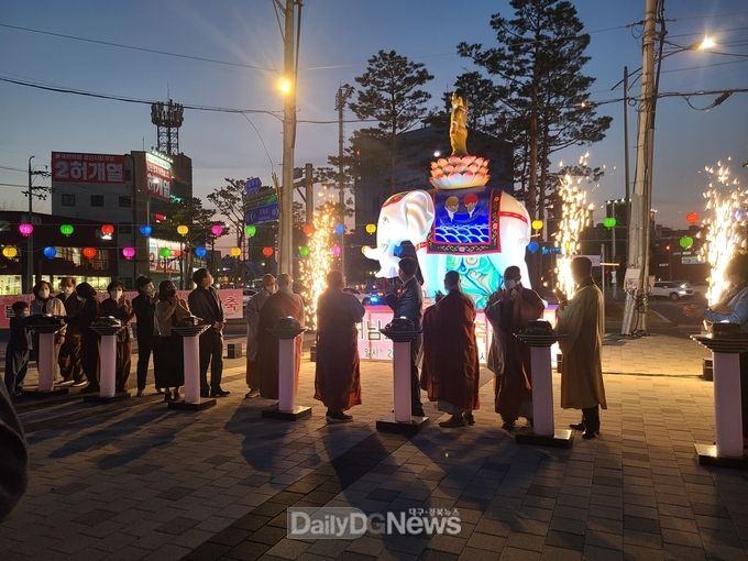 경산시, 연등 불빛 밝히며 자비 실천과 코로나19 극복 염원