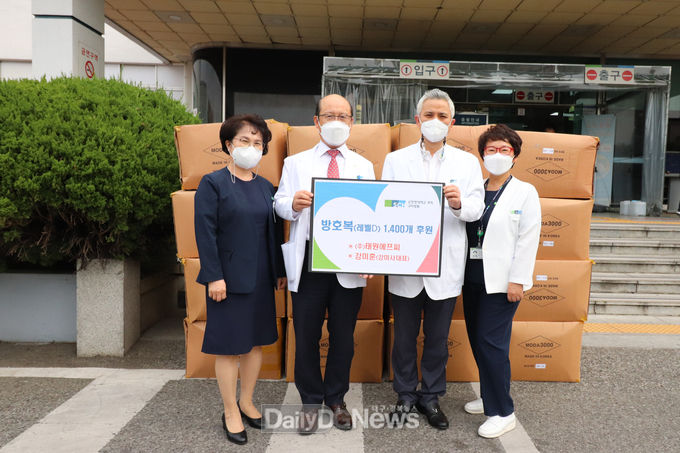 왼쪽부터 김영실 간호부장, 정일권 병원장, 양승부 부원장, 이상숙 외래간호팀장