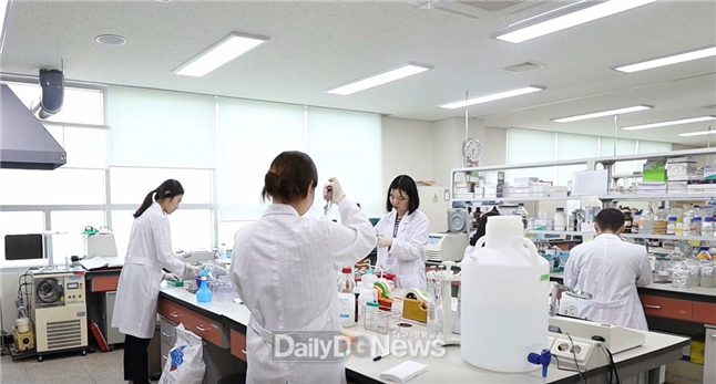관련 업무 수행 중인 연구원 사진