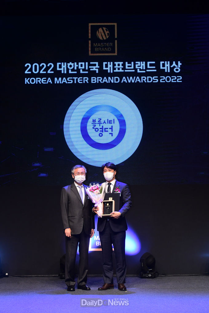 영덕군 박현규(오른쪽) 지역경제개발국장이 박태경 iMBC 대표와 기념사진을 찍고 있다.