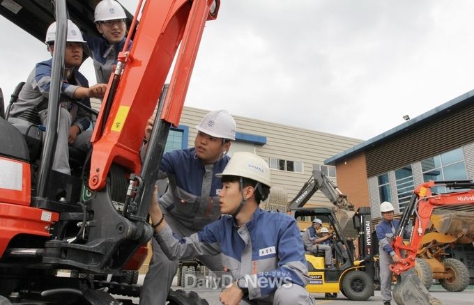 구미대학교 제공) 특수건설기계과 학생들 실습장면