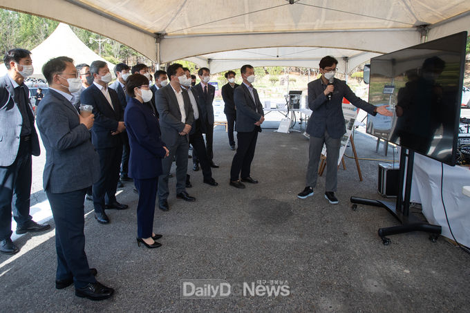 4월 19일 대전충남본부 영동지사에서 개최된 ‘디지털 시범지사’ 현장 시연회에서 김진숙 한국도로공사 사장이 주요 첨단기술에 대한 설명을 듣고 있다.