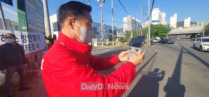 김석호 구미시장 예비후보가 드론을 활용해 교통 체증 해소 방안을 확인하고 있다.