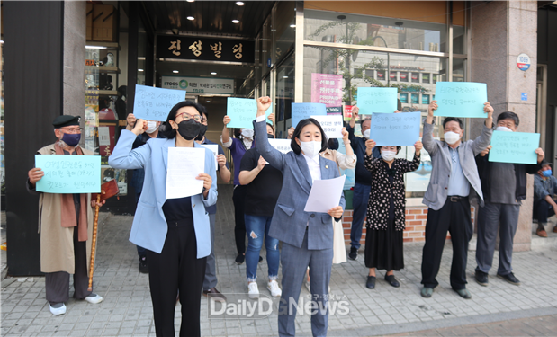 김지연 더불어민주당 대구 북구의회 비례대표 의원이 지난 24일 대구시당 앞에서 대구시당 비례공관위원 명단 공개와 공개오디션을 생략한 이유를 해명하라고 촉구하고 있다. (사진=김지연 의원 제공)