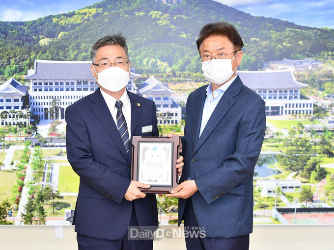 지난 22일 경북도청에서 열린 2021년 시·군 제안제도 운영평가에서 장려상을 수상(왼쪽부터 임일현 총무과장, 이철우 경북도지사).
