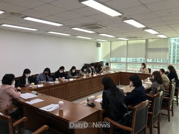 대구시교육청 학생건강증진센터 자료개발 TF팀 회의 모습. (사진=대구시교육청 제공)