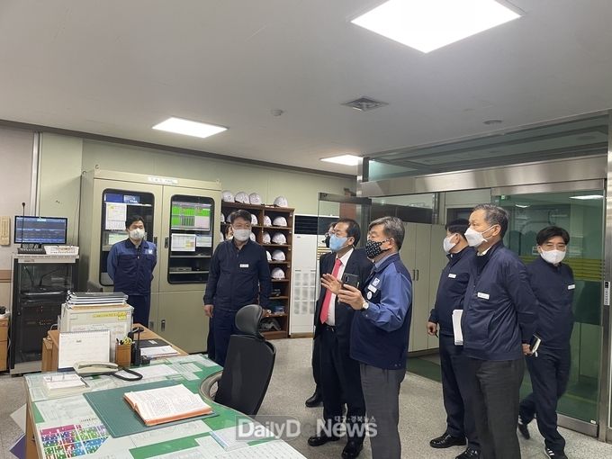 홍준표 국민의힘 대구시장 후보가 25일 대구염색산업단지를 방문하고 있다. (사진=홍준표 후보 제공)