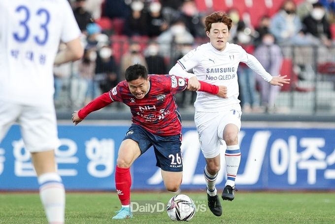  김천상무와 수원삼성과의 경기 장면