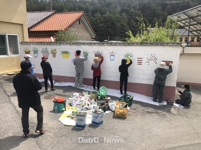 석포면, 벽사랑그리미 봉사단과 함께 벽화그리기 봉사