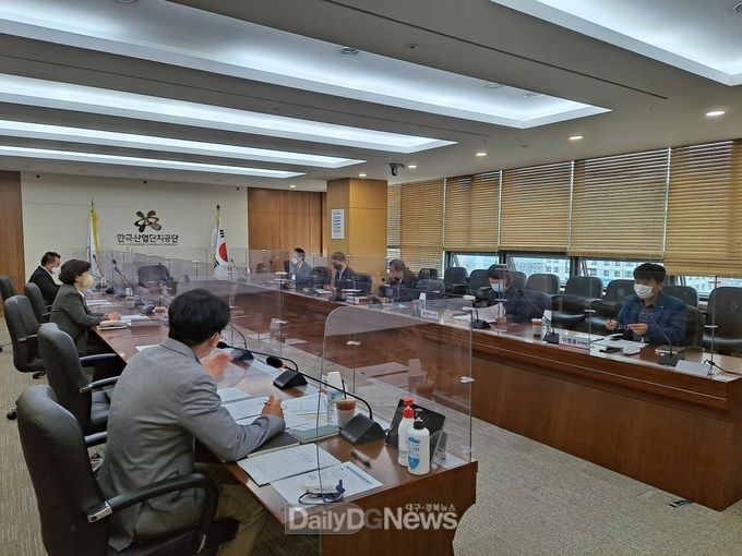홍준표 국민의힘 대구시장 후보가 26일 한국산업단지공단을 방문해 대구 지역 내 산업단지들에 대한 지원 현황을 청취하고 있다. (사진=홍준표 후보 제공)