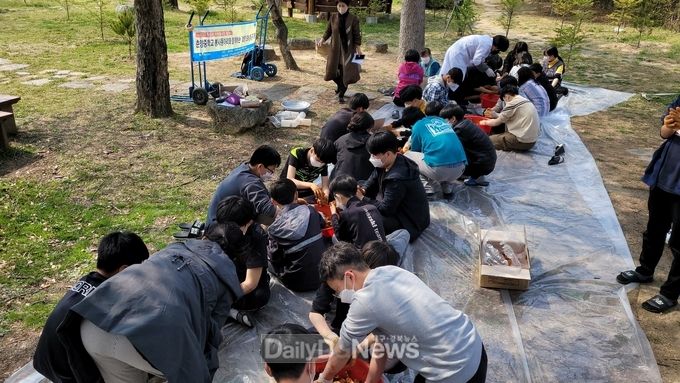 봉화군종합자원봉사센터는 뚝심이 지원사업에 선정된 봉사단 3팀과 함께 지난 22일 EM흙공 던지기 봉사활동을 하고 있다