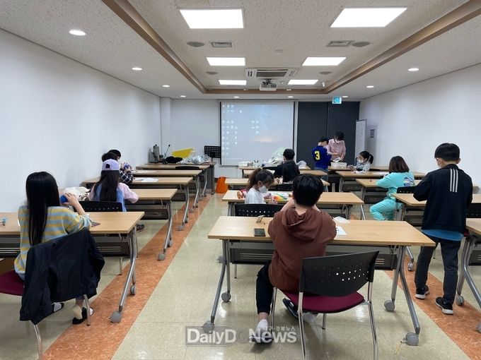 칠곡군립도서관, 지역 어린이들의 과학적 상상력 키우는 ‘학교 밖 생활과학교실’ 운영