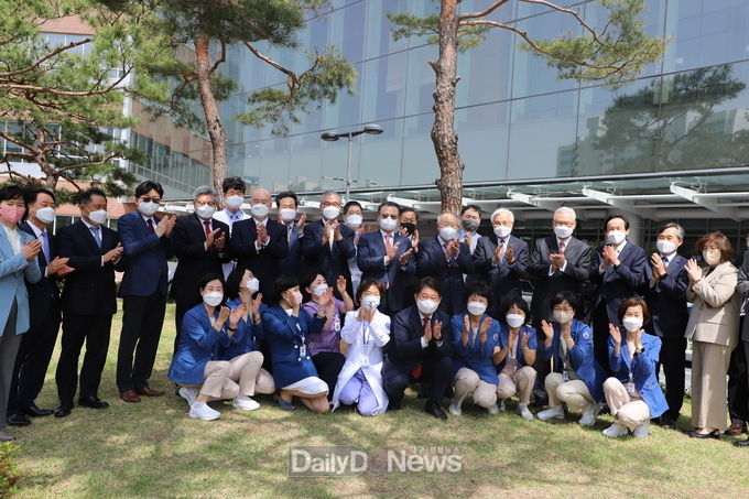 권영진 대구시장이 계명대학교 명예행정학박사 학위수여식 전 계명대학교 동산병원에서 기념식수를 하고 계명대학교, 계명대학교 동산병원, 시청 관계자들과 기념촬영을 하고 있다. (사진=이준호 기자)