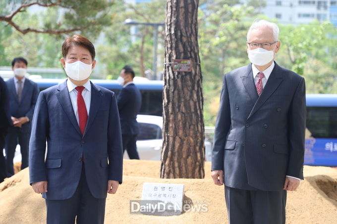 권영진 대구시장과 신일희 계명대학교 총장이 기념식수를 마치고 기념촬영을 하고 있다. (사진=이준호 기자)