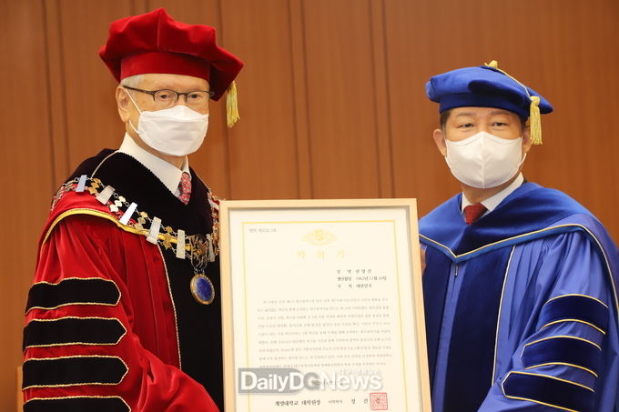 신일희 계명대학교 총장이 27일 권영진 대구시장에게 명예행정학박사 학위를 수여하고 있다. (사진=이준호 기자)