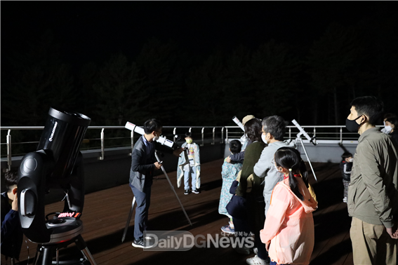 시민들이 국립백두대간수목원에서 천체망원경을 활용해 별자리를 관측하고 있다.