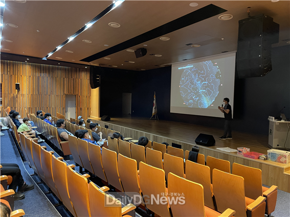지난 별자리 여행 프로그램에서 참가자들이 전문가에게 계절별 별자리와 천체망원경 사용법에 대해 배우고 있다.