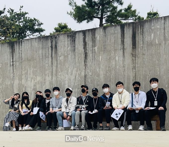 대구공업대학교 스마트건축과가 지난 21일 '2022년 국내건축답사'를 실시하고 있는 모습. (사진=대구보건대 제공)