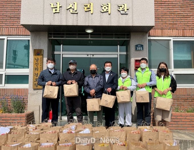 경산시 노인종합복지관, 자인면 남신리 어르신들께 정성 가득한 식료품 꾸러미 전달