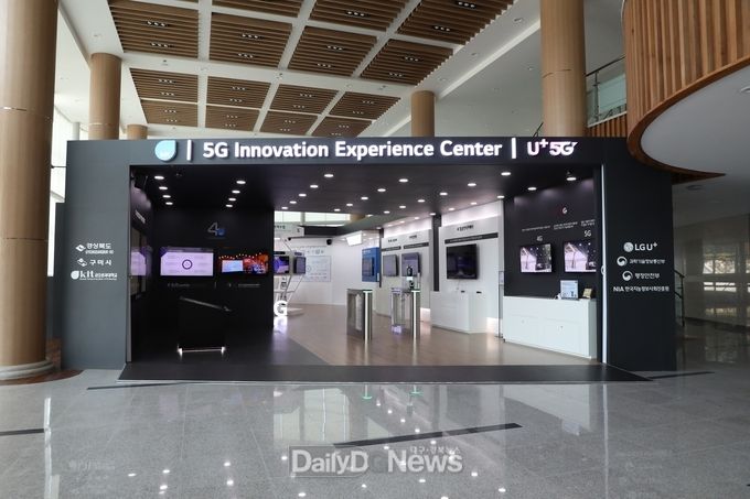 금오공대 5G체험관) 금오공대는 28GHz 5G 인프라를 바탕으로 스마트팩토리·로봇·드론·VR(가상현실)·AR(증강현실) 등을 활용한 교육 및 산학협력을 활성화 할 계획이다.