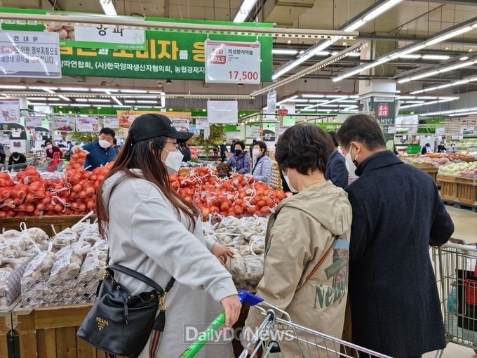 의성군, 서울 양재·창동 하나로마트에서 의성 마늘·사과 판촉 행사 개최