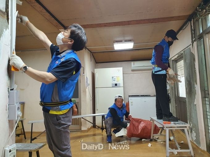 경북도청 행바사, 울진 산불 피해지역에서 도배 봉사 활동 펼쳐