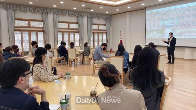김영형 금오공대 평생교육원장이 경북예술로 사업 관련 오리엔테이션을 진행하고 있다.