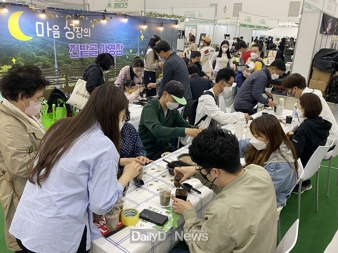 대구 수성구가 ‘2022 대한민국 캠핑대전’에서 진밭골 야영장을 홍보하고 있는 모습. (사진=수성구 제공)