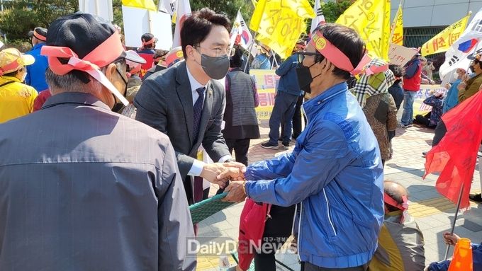 김병욱 의원, 포항 수성사격장 피해 주민 국방부 시위 현장 동참