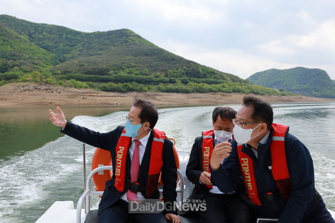 홍준표 국민의힘 대구시장 후보가 운문댐을 둘러보고 있는 모습. (사진=홍준표 후보 제공)