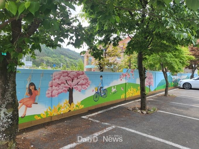 금천면 김전2리 골목길 사계절이 숨쉬는 화려한 벽화거리로 변신