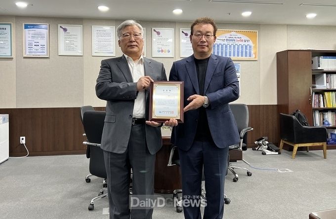 3일 한국도로공사 도로교통연구원에서 도로교통연구원장 오인섭(오른쪽)과 한국공공관리학회장 김종범(왼쪽)이 수상식 후 기념촬영을 하고 있다.