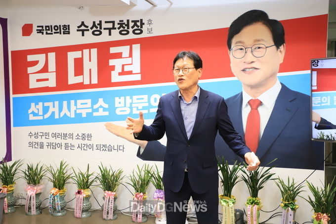 김대권 국민의힘 대구 수성구청장 예비후보가 3일 ‘선거사무소 방문의 날’ 행사를 가지고 수성구민들에게 지지를 호소하고 있다. (사진=이준호 기자)