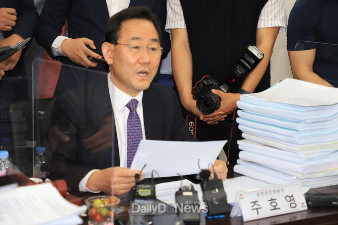 주호영 국민의힘 대구시당 공천관리위원장이 4일 대구 기초단체장 경선 결과를 발표하고 있다. (사진=이준호 기자)