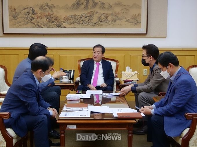 홍준표 국민의힘 대구시장 후보가 대구공항을 방문하고 현황을 청취하고 있다. (사진=홍준표 후보 제공)