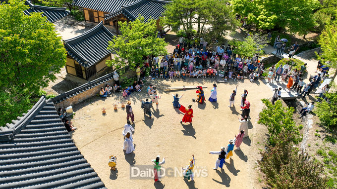 영주한국선비문화축제 5일 개막…3년 만에 다시 선비문화 꽃 피웠다!(선비촌 공연 사진).