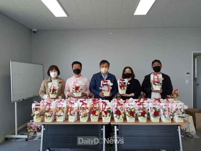 안계면 어버이날 맞이 사랑의 카네이션 전달
