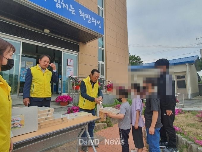 단밀면 지역사회보장협의체, ‘오월의 산타~선물꾸러미 나눔’행사 개최
