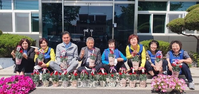 효령면 여성자원봉사대, 사랑의 카네이션 전달